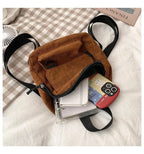 mini mochilinha de veludo