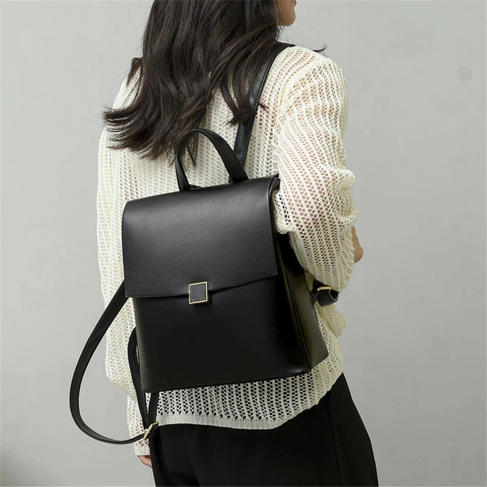 Mochila de Senhora Elegante Preta com Aba