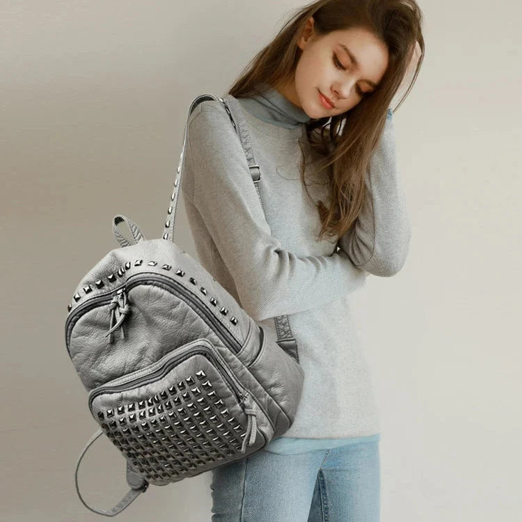 mochila pequena tachas feminina