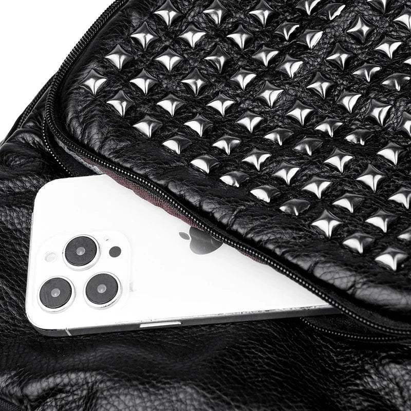 mochila pequena com tachas senhora